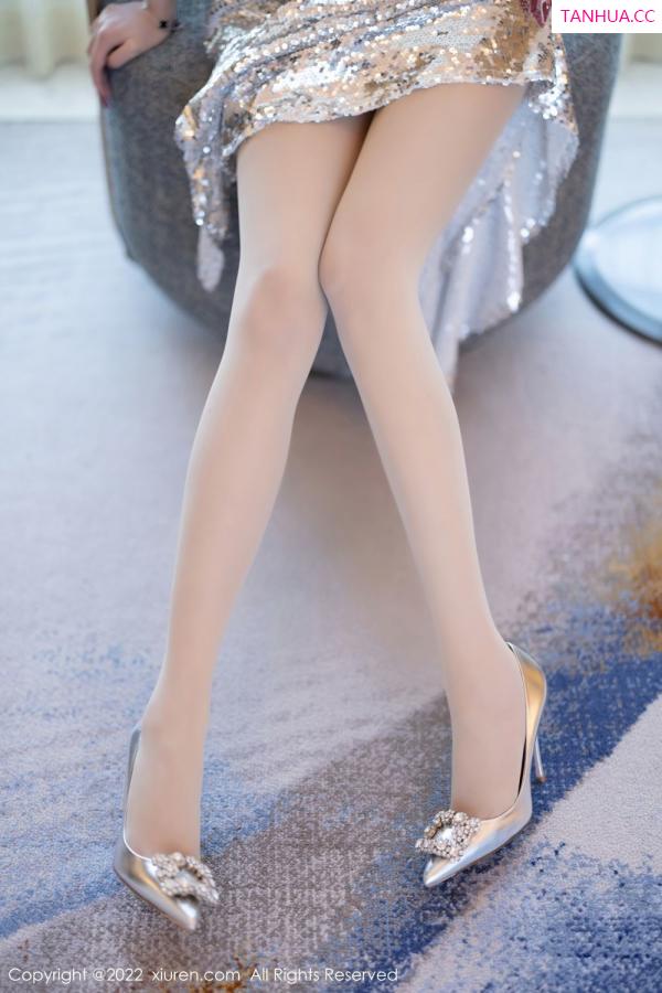杨晨晨 sugar小甜心CC  [XiuRen秀人网] 2022.11.15 No.5860 女神杨晨晨 银色吊带短裙第3张图片